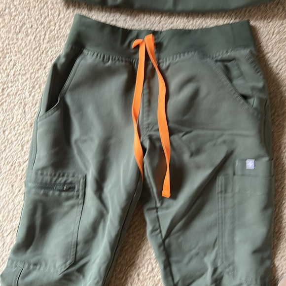 Figs scrub top and Yola pants - Picture 3 of 6